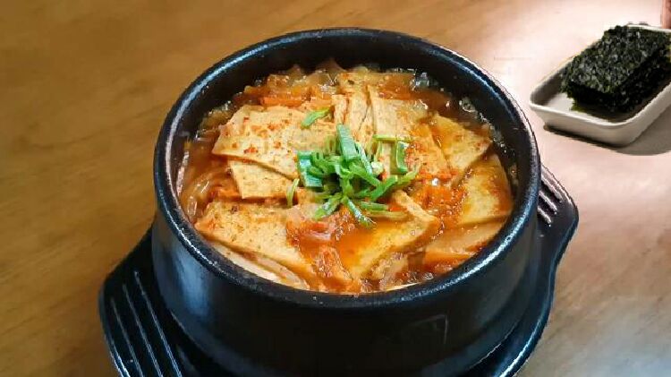 Lẩu kimchi chả cá Hàn Quốc ăn kèm với lá kim và cơm nóng