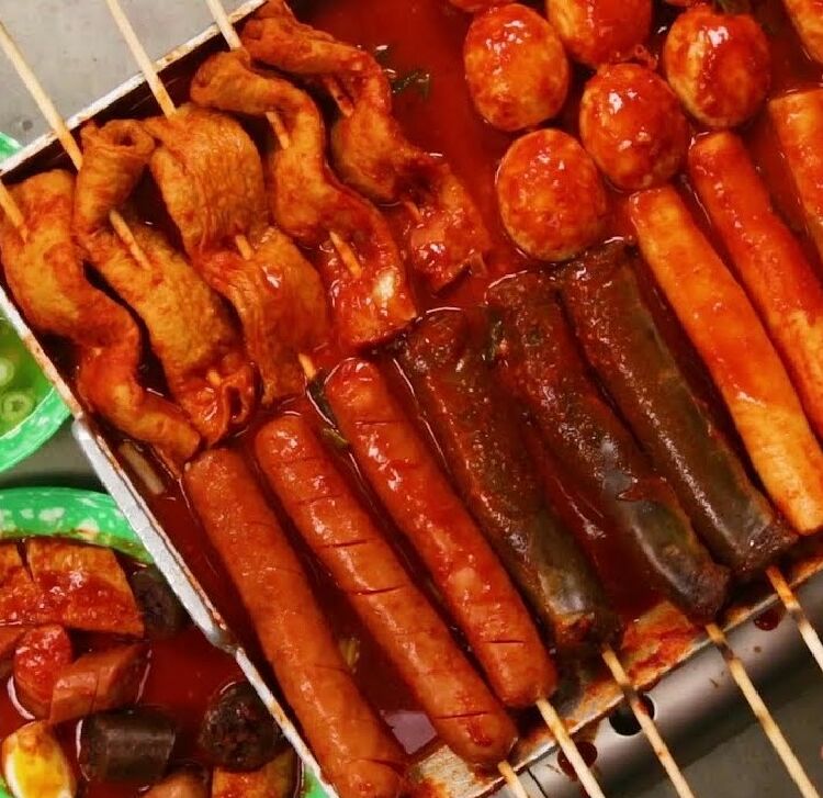 Ăn chả cá Hàn Quốc sốt cay Ăn chả cá Hàn Quốc sốt cay