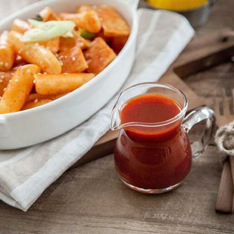 Ăn chả cá Hàn Quốc kết hợp với nước chấm hoặc nước sốt