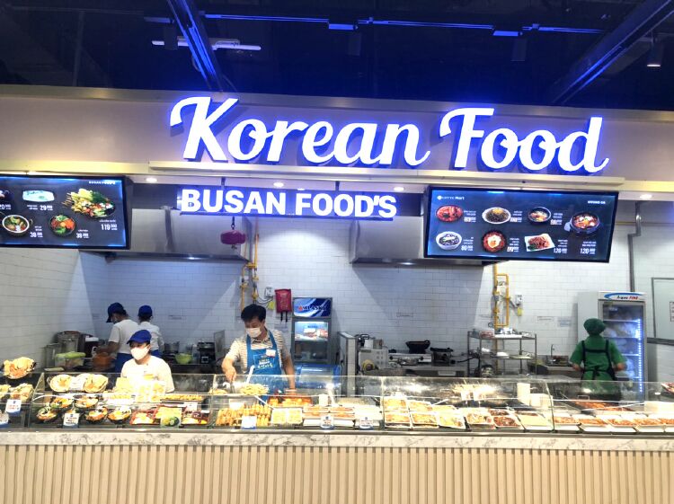 Quầy thức ăn của Busan Food’s cung cấp các món ăn đường phố Hàn Quốc